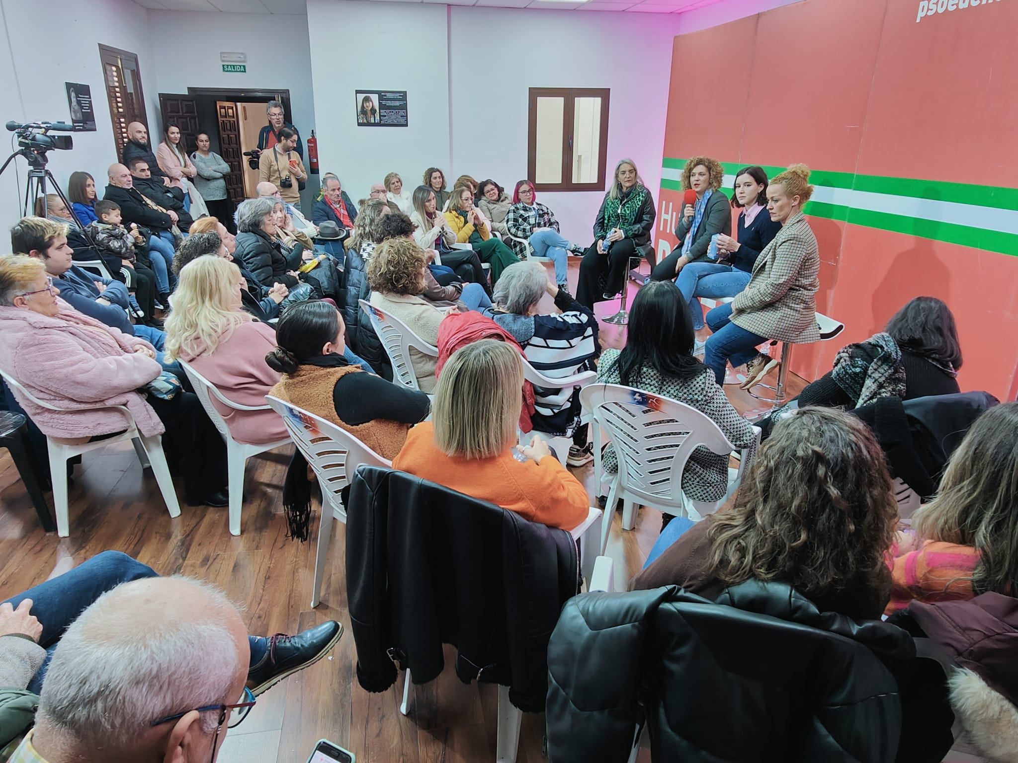 El PSOE advierte que el PP apuesta firmemente por políticas retrógradas y de retroceso de las mujeres, aunque pretendan disfrazarse de moderados