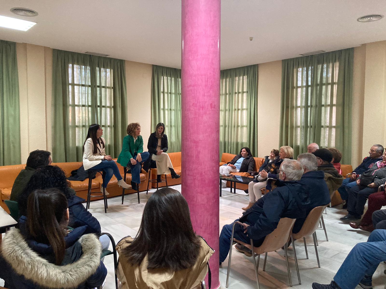 María Márquez contrapone las políticas del PSOE con la subida histórica de las pensiones, frente a un PP que les da la espalda privatizando la sanidad