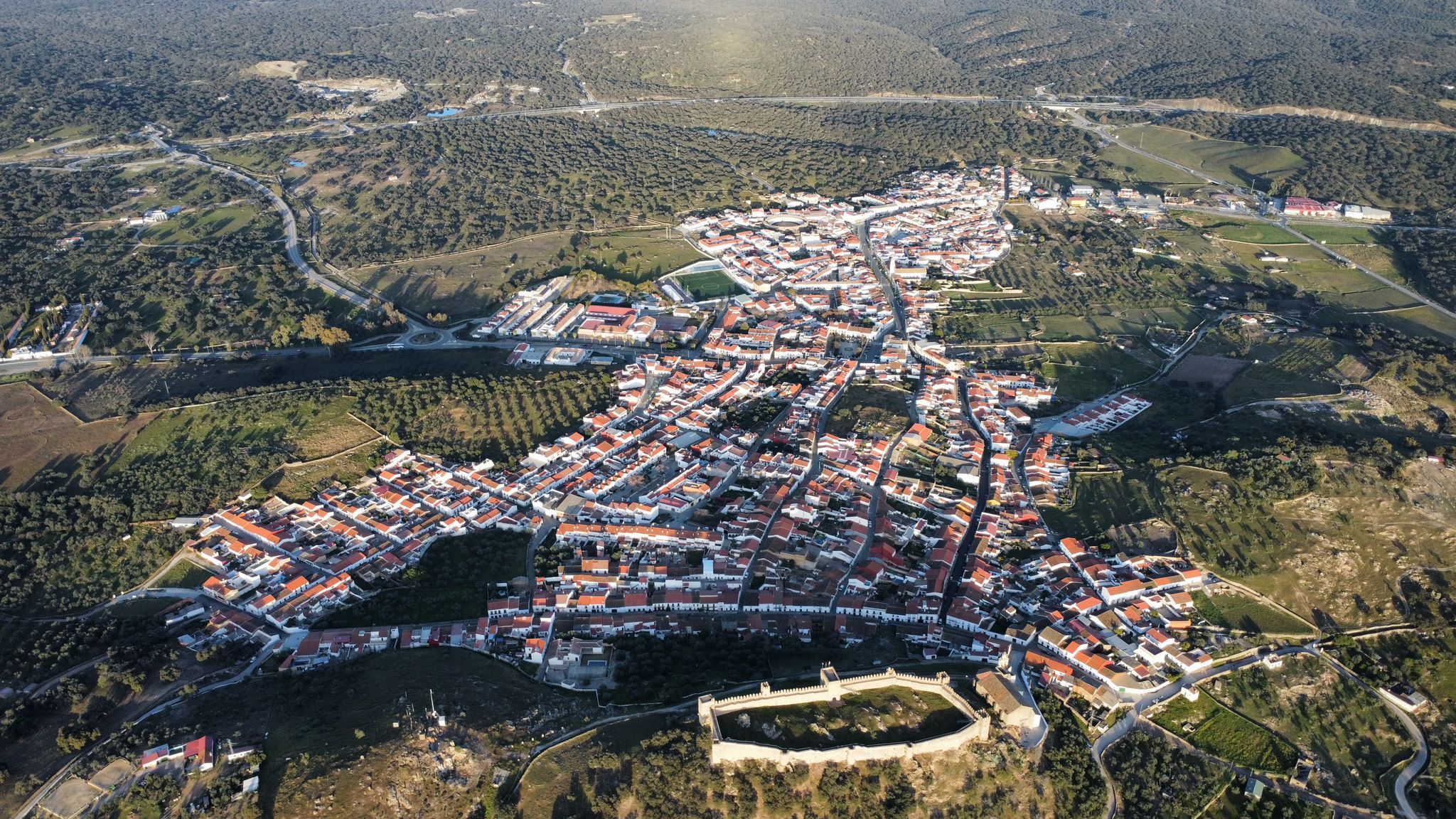 El PP condena a Santa Olalla del Cala y a toda la Sierra “sin agua” al votar en contra de una iniciativa del PSOE para pedir la emergencia de las obras