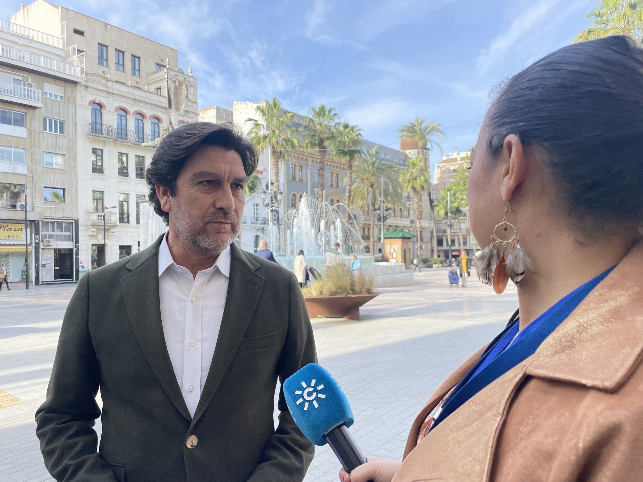 El PSOE advierte de las consecuencias de la falta de profesionales sanitarios en los usuarios, a quienes Moreno Bonilla trata como “clientes”