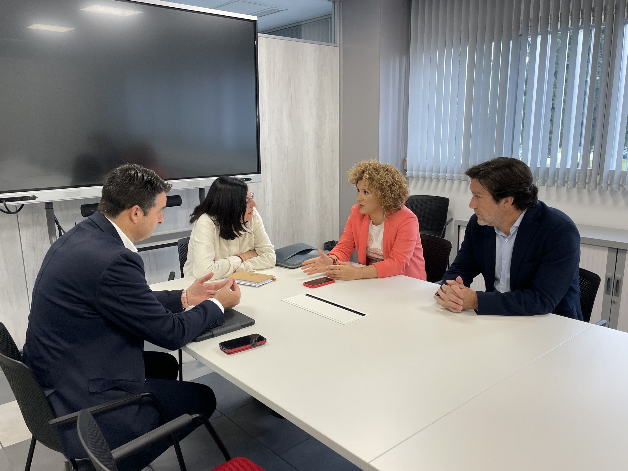 María Eugenia Limón muestra a la UHU su «respaldo» a la educación pública y lamenta la «privatización y recortes del PP»