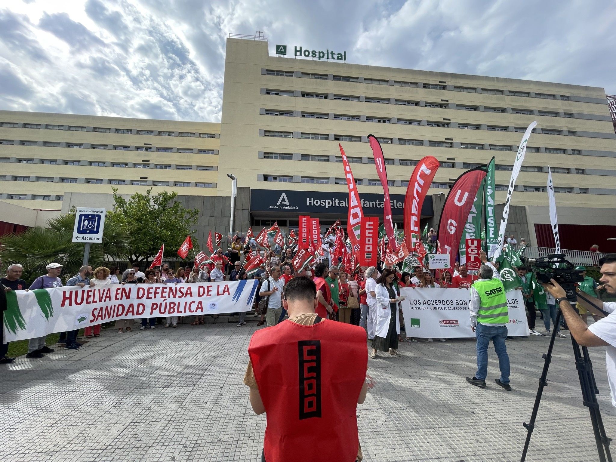 María Eugenia Limón muestra su apoyo a los trabajadores sanitarios, hartos por el déficit que sufre la sanidad pública por parte de Moreno Bonilla