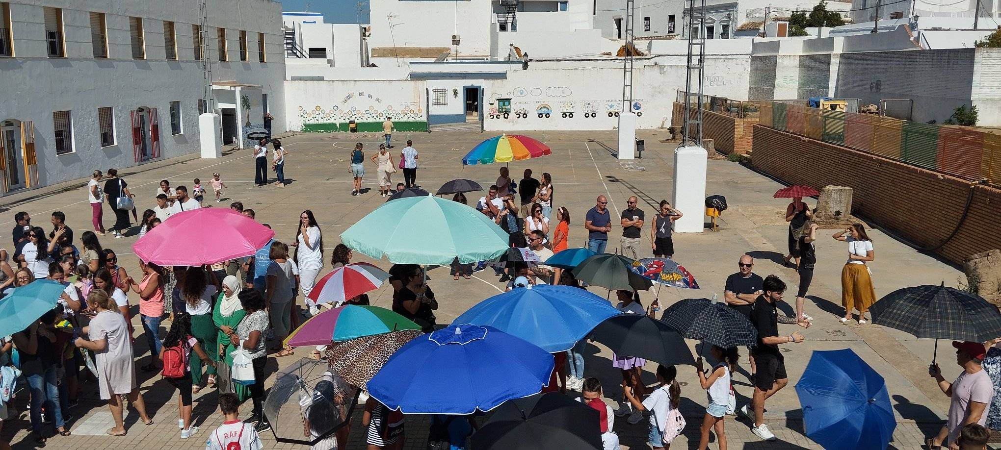 PSOE de Ayamonte reclama al alcalde que solucione el problema de la falta de sombra en el CEIP Galdames y critica su dejadez y falta de previsión