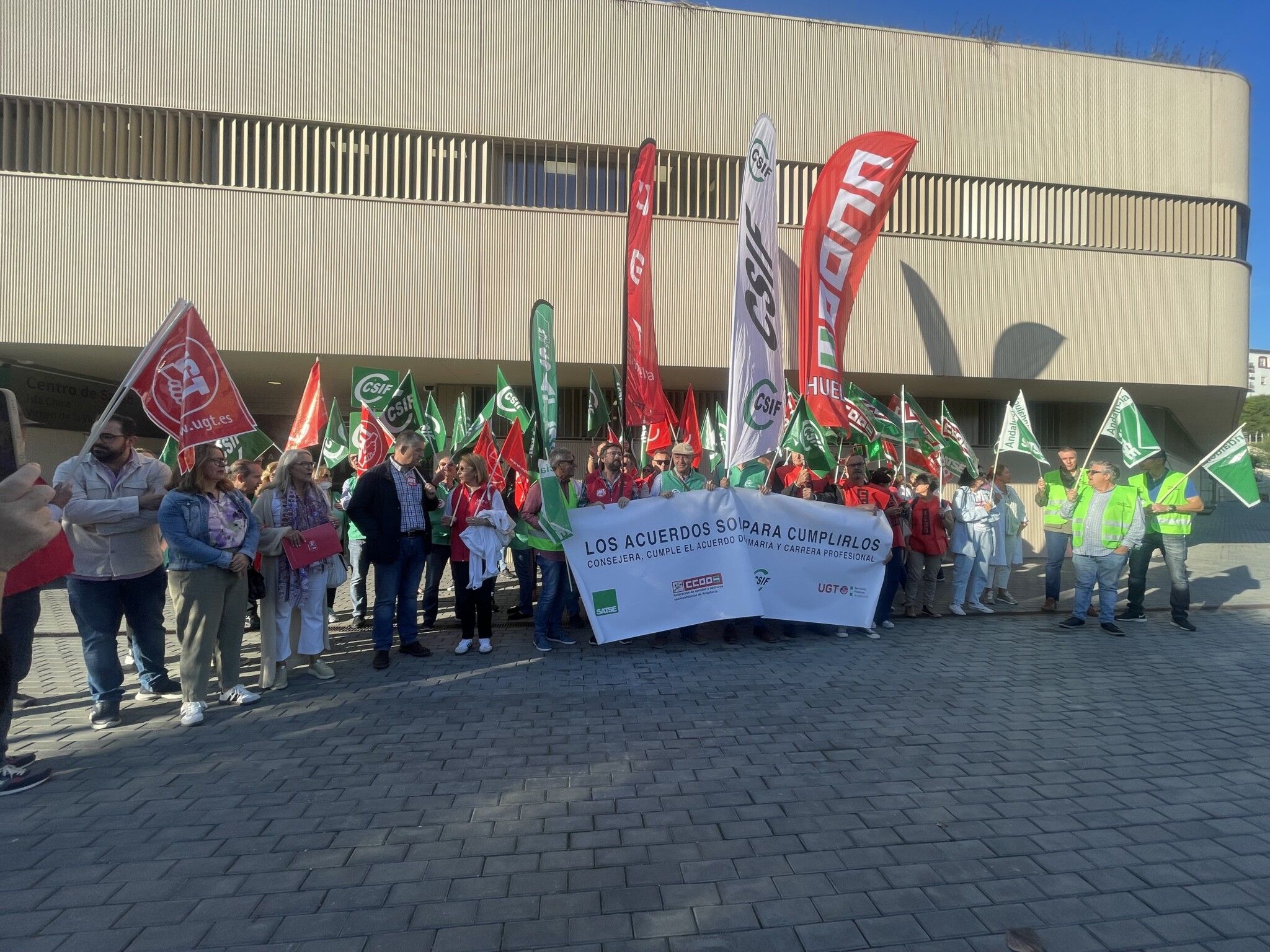 El PSOE se concentra junto a los sindicatos por el “gran destrozo” a la sanidad pública y le pide a Moreno Bonilla que cumpla con los acuerdos