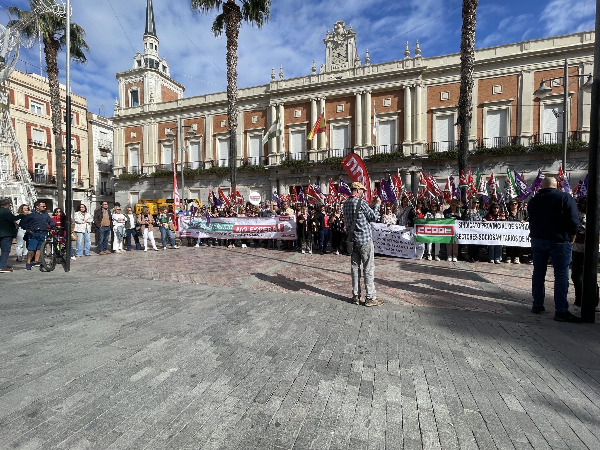 El PSOE se concentra junto a CCOO por la Dependencia, “una ayuda vital para muchas familias que Moreno Bonilla está destruyendo”