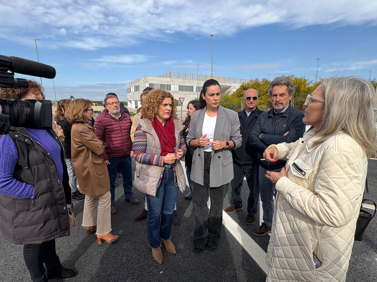 Limón: «El PSOE construyó el hospital y el Gobierno de España hizo los accesos. El PP lo mantiene cerrado, no cumple ni en la Junta ni en el Ayuntamiento»