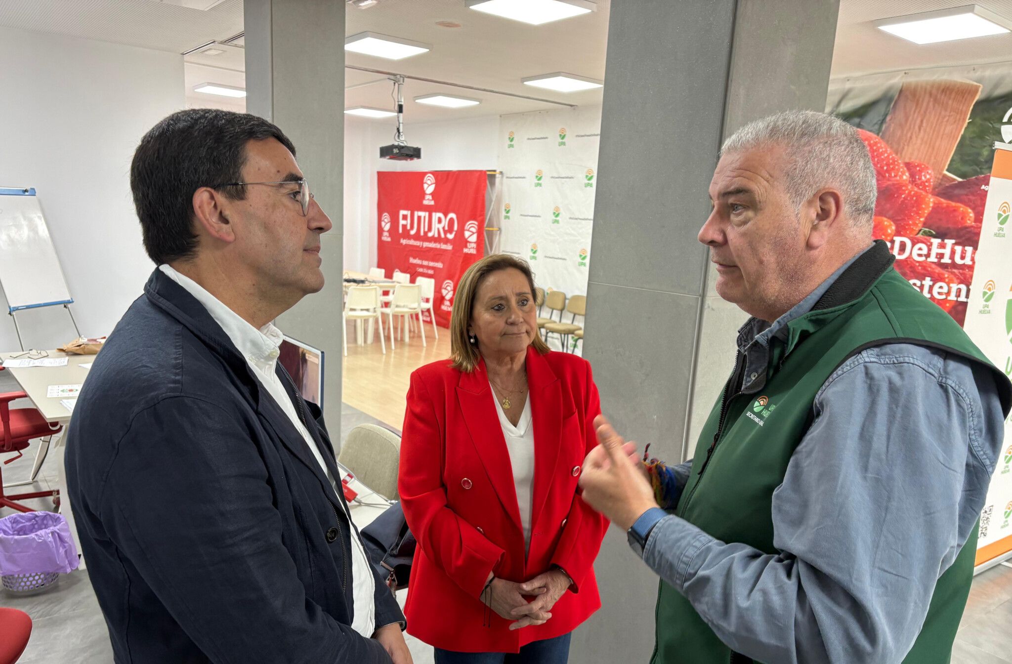 Jiménez aborda con UPA las obras hidráulicas, las ayudas directas al campo y la importancia de una inmigración ordenada vinculada al empleo