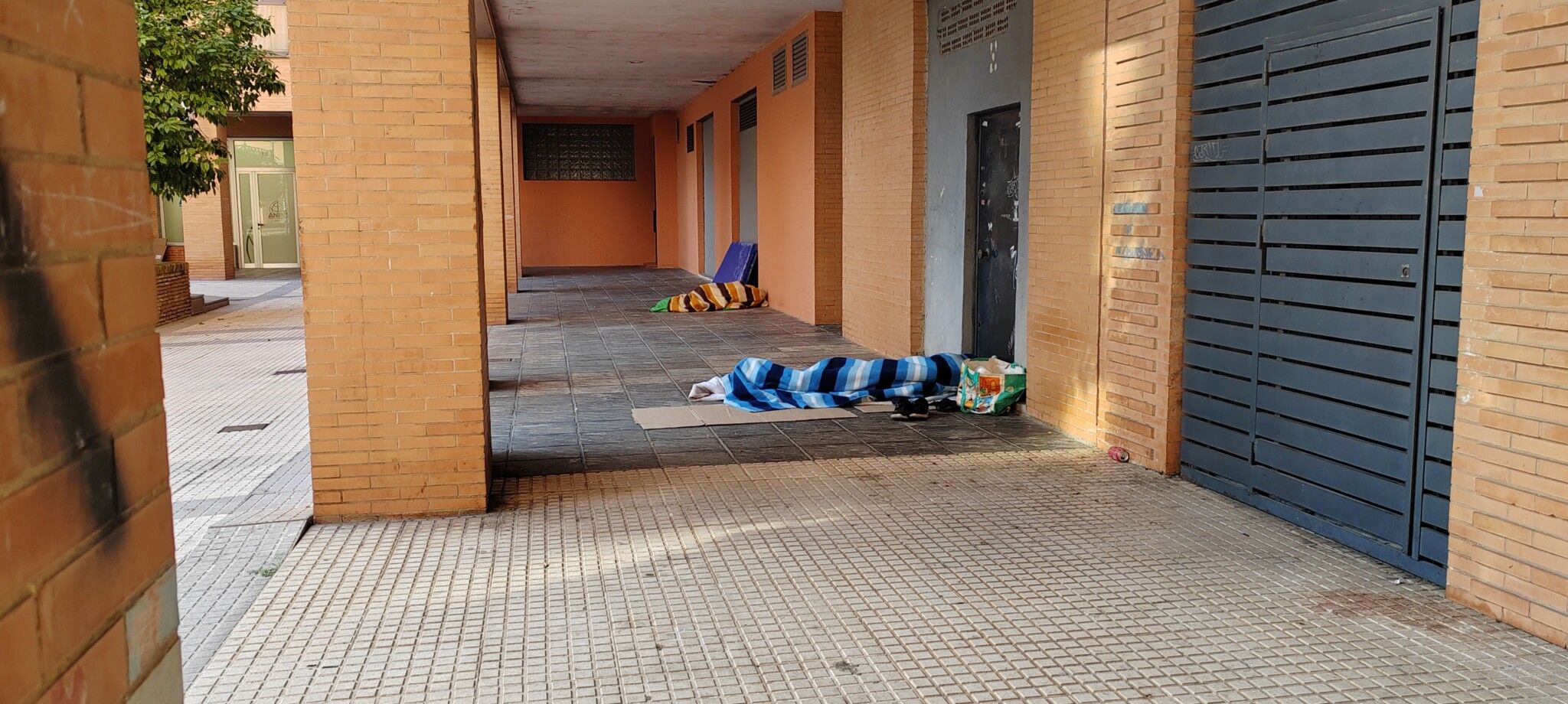 El PSOE exige una respuesta “urgente y estructural” ante la situación de las personas sin hogar que duermen en los soportales del barrio de Zafra