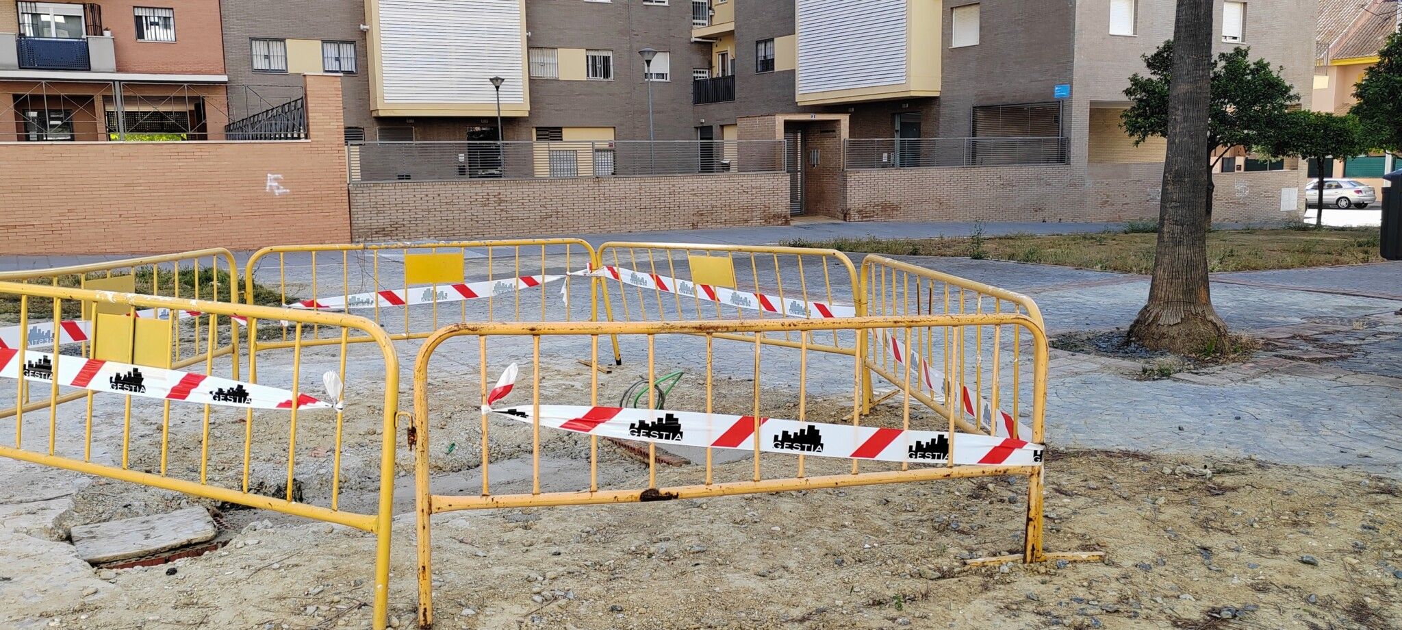 El PSOE denuncia el abandono de la plaza Puerto Moral tras los destrozos por una obra privada y exige al Ayuntamiento de Huelva una actuación urgente