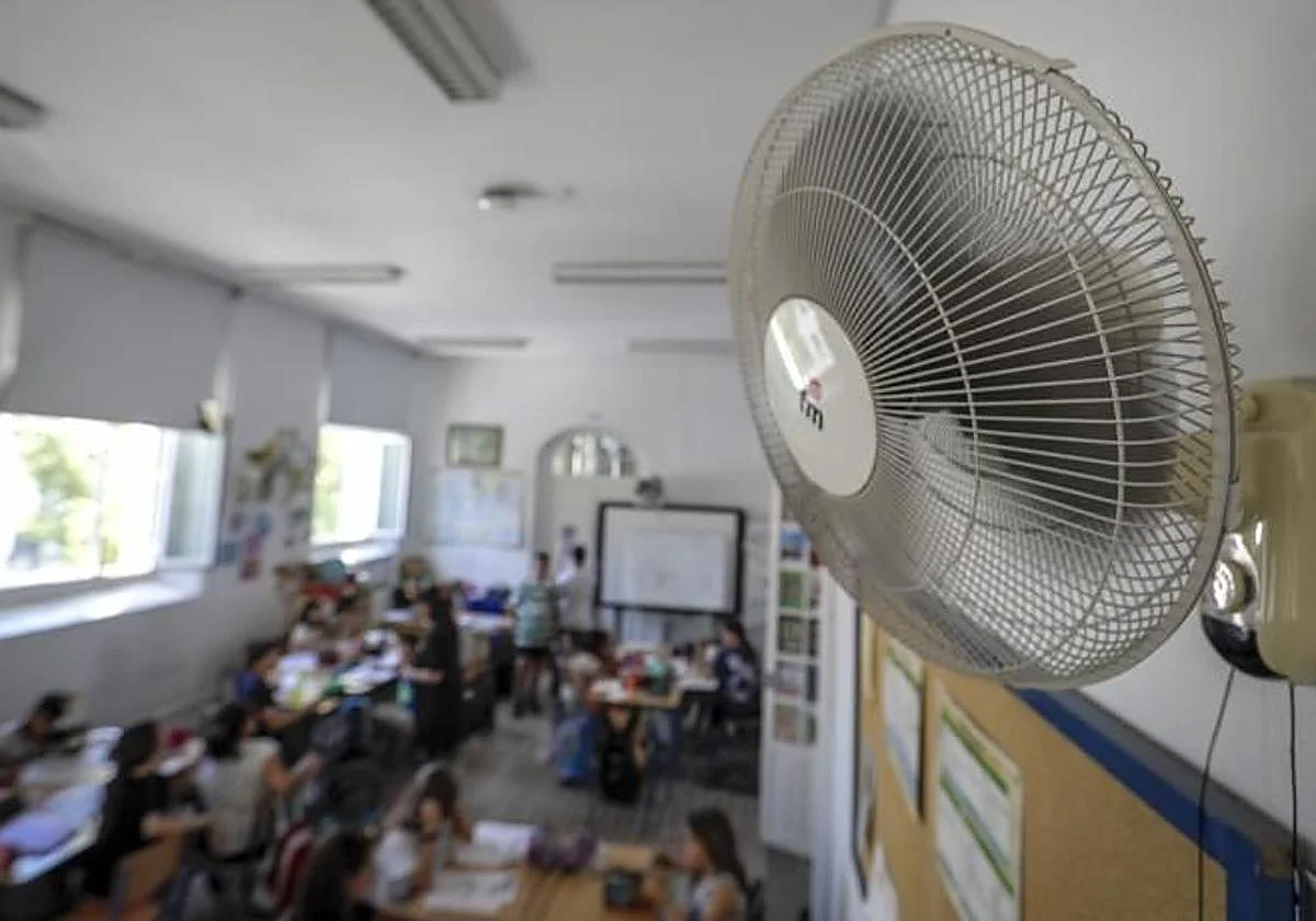 El PSOE de Huelva exige a la Junta cumplir la Ley de Bioclimatización y acabar con el calor en las aulas públicas