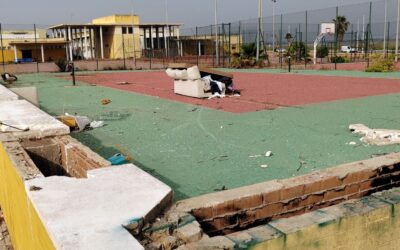 El PSOE denuncia que las pistas deportivas de Marismas del Odiel siguen abandonadas año y medio después de las promesas de Pilar Miranda