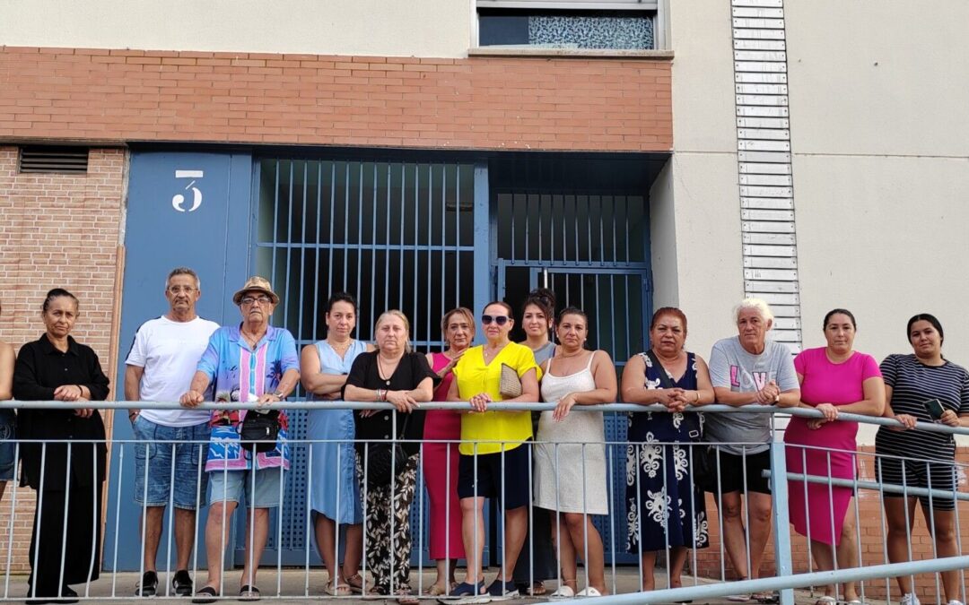 Los vecinos de las viviendas municipales de la calle Grulla llevan casi un mes atrapados en sus casas por la avería del ascensor
