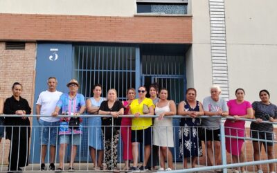 Los vecinos de las viviendas municipales de la calle Grulla llevan casi un mes atrapados en sus casas por la avería del ascensor
